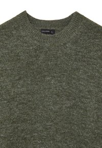Olivgrüner Pullover aus strukturiertem Strickstoff. Mit klassischem Rundhalsausschnitt. Die Größenetikette lautet "CALLIOPE L."