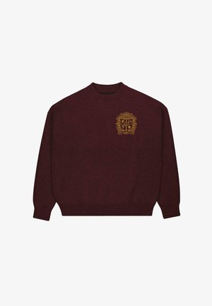Sudadera burdeos con cuello redondo acanalado, mangas largas y un escudo bordado en dorado que presenta letras estilizadas y elementos decorativos.