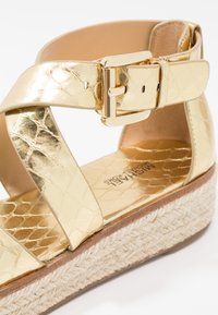 MICHAEL Michael Kors Sandali con plateau - gold-coloured