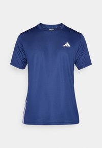 Tumszilma tirkīza krāsas sporta T-krekls ar īsām piedurknēm, izgatavots no mitrumu absorbējoša auduma, ar baltu trīs strīpu logotipa detaļu uz krūtīm.