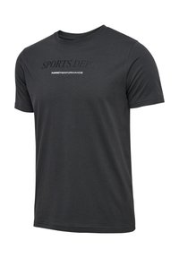 Svart tränings-t-shirt i mjukt, ventilerande tyg. Har texten "SPORTS DEPT." och "hummel PERFORMANCE" tryckt på framsidan i kontrasterande vitt.