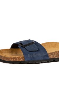 Sandale en suede bleu marine avec semelle en liège et sangle noire. Comprend une boucle ajustable et une semelle texturée pour une meilleure adhérence. Design léger.