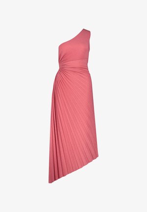 Robe asymétrique en tissu rose doux, avec un design plissé, une taille froncée et un ourlet asymétrique. Texture lisse, silhouette élégante.