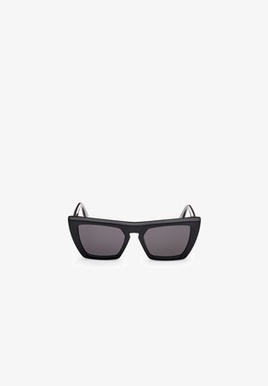 Ochelari de soare negri în formă de pisică, cu lentile întunecate, având un cadru din plastic mat, gros și temple unghiulare, concepuți cu un design minimalist.