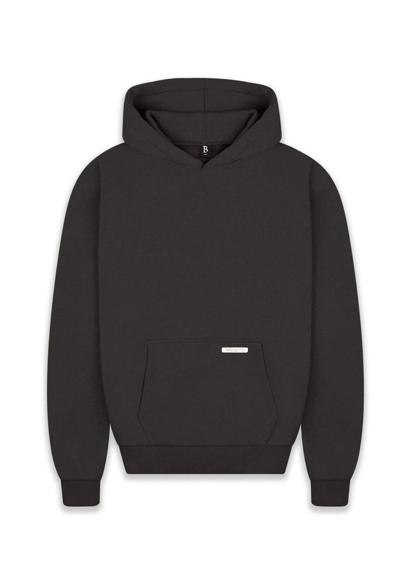 Schwarzer Kapuzenpullover mit Fronttasche, gerippten Bündchen und Saum. Aus weichem Stoff mit einem Etikett auf der Tasche. Minimalistisches Design.