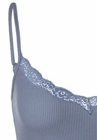 Ribotas pilkas audinys camisole su reguliuojamomis petnešomis ir nėrinių apdaila iškirptėje, su sudėtingais gėlių raštais.