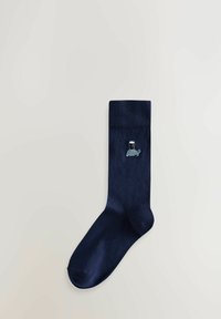 Marineblaue Baumwollsocke mit geripptem Bündchen, verziert mit einem gestickten Schildkröten- und Glasmuster. Glatte Textur, standardmäßige Sockenschuhform.