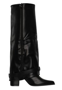 Zwarte kniehoge leren laars met zijrits, spits toe, lage blokhak en decoratief riempje rond de enkel.