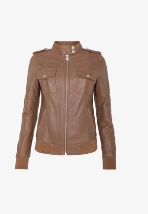 Chaqueta de cuero marrón con un alto cuello, cierre delantero con cremallera, dos bolsillos en el pecho y puños y cinturilla acanalados. Textura suave con un diseño ajustado.