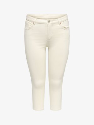 Tamsiai kreminės spalvos siaurėjančių trumpintų džinsų su penkiomis kišenėmis, priekyje su sagomis ir užtrauktuku užsegamas, vaizdas ant balto fono.