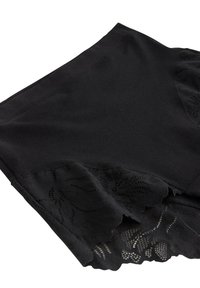 Sorte shorts lavet af et blødt, glat stof med detaljeret blondebesætning i kanten, der viser et blomsterdesign og en bølget kant.