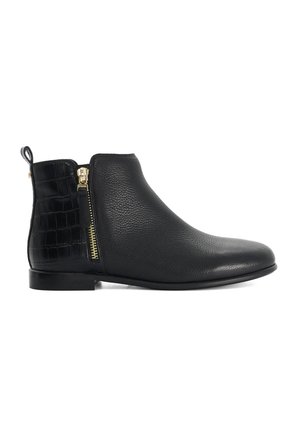 Bottine noire en cuir avec fermeture éclair dorée sur le côté, talon texturé, semelle plate et languette à l'arrière.