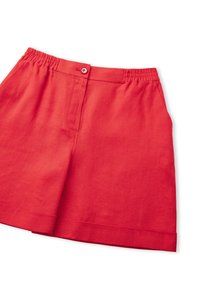 Shorts en lin rouge avec une taille élastique, fermeture à bouton et coupe droite. Comprend des poches plates et une texture lisse.