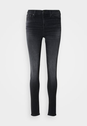Úzké džíny v tmavém denimu, s klasickým pětipocket designem a jemným vyblednutím. Kovové zapínání na knoflík a kontrastní šití.
