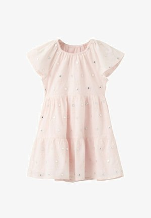 Ružičasta haljina kratkih rukava s naborima, elastičnim izrezom i ukrašena raspršenim srebrnim šljokicama.