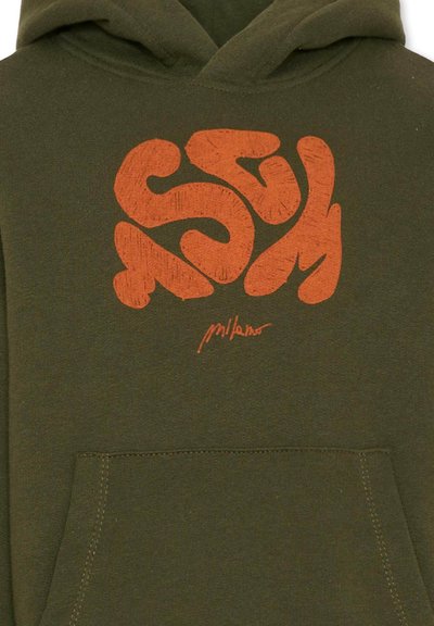 Oliwkowy hoodie z dużą, teksturowaną pomarańczową grafiką w wirującym wzorze oraz napisem "milano" wydrukowanym poniżej. Posiada kieszeń z przodu.
