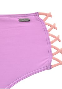Paarse bikini onderkant met een gladde textuur, voorzien van roze strikken aan de zijkanten en een metalen logo label nabij de tailleband.