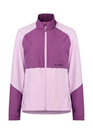 Lichtroze en paarse damesjas met rits, hoge hals, elastische manchetten en Vaude-logo op de borst, ontworpen voor gebruik buitenshuis.
