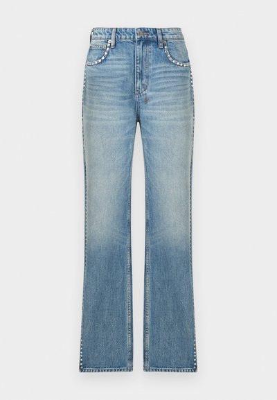 Ανοιχτό μπλε τζιν με υψηλή μέση, ίσια μπατζάκια και ασημένια τρουκ στα άκρα των τσεπών και κατά μήκος των εξωτερικών ραφών.