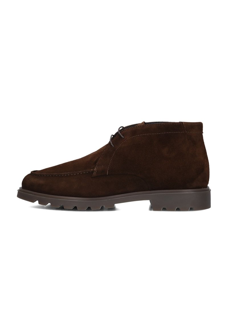 Bruine suède chukka boots met een ronde neus, subtiele stiksels en een rubberen zool met gripnoppen. Vetersluiting.