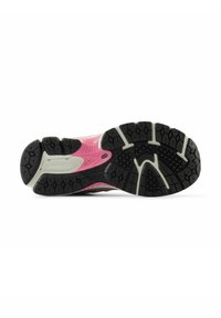 Suola di scarpa da corsa con suola in gomma nera, caratterizzata da un motivo a trecce esagonali, dettagli rosa e una intersuola bianca per l'ammortizzazione.