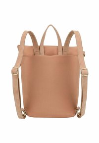 Zaino di tessuto beige con spallacci regolabili, doppio manico superiore, texture liscia e chiusura con zip. Senza hardware o motivi visibili.