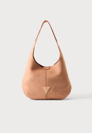 Borsa a tracolla morbida color cuoio con motivo in rilievo, tracolla singola e logo Guess triangolare dorato sul davanti su sfondo plain.