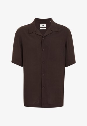 Chemise à manches courtes en tissu marron foncé, dotée d'un col cranté, d'une fermeture à boutons sur le devant et d'une coupe décontractée avec un ourlet droit.