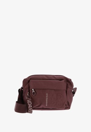 Sac bandoulière en tissu bordeaux avec surface texturée, compartiment principal zippé, poche avant et sangle ajustable. Détail de marque visible.