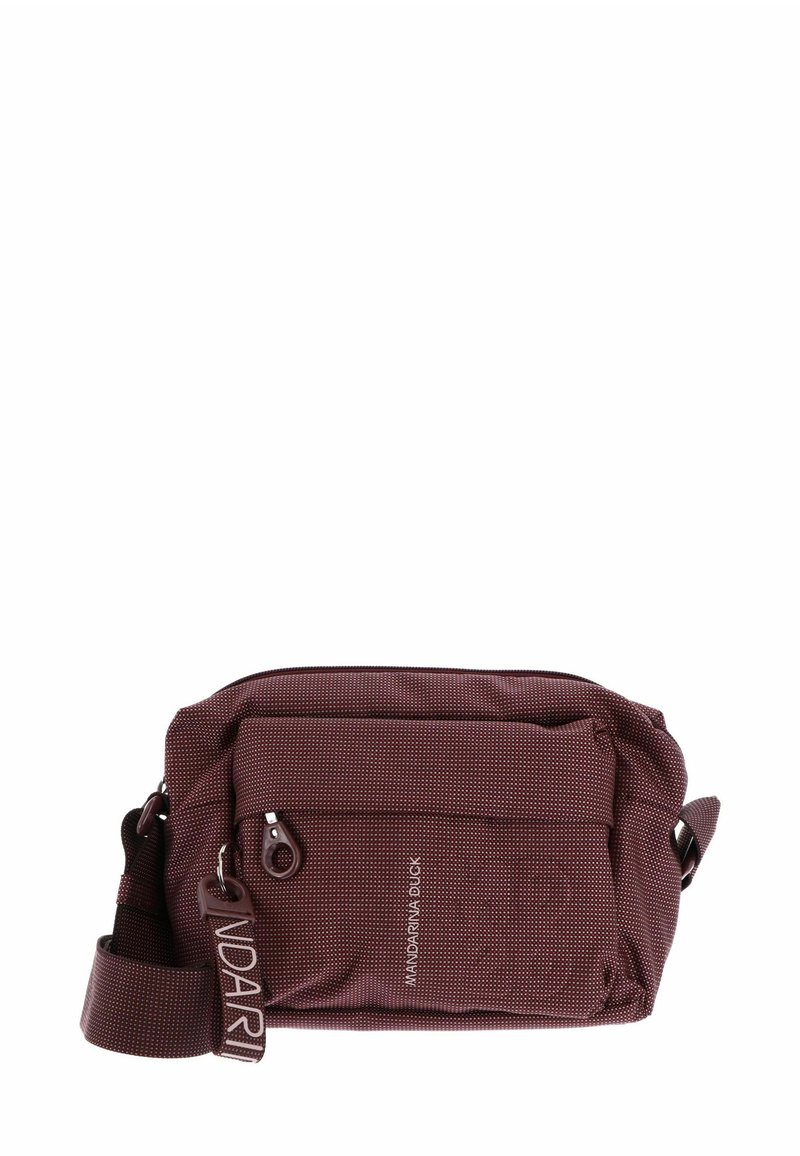 Sac bandoulière en tissu bordeaux avec surface texturée, compartiment principal zippé, poche avant et sangle ajustable. Détail de marque visible.