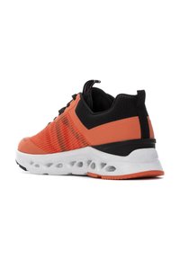 Zapatillas de running para hombre con una parte superior de malla transpirable en color naranja, detalles en negro y una suela blanca acolchada con cortes para mayor flexibilidad.