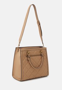 Borsa a tracolla in ecopelle beige con design trapuntato, ferramenta dorata, manici doppi e tracolla regolabile. Tasca con zip sulla parte anteriore.
