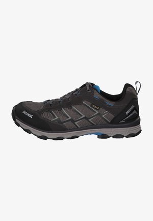 Chaussures de randonnée légères noires et grises avec une tige en maille, une semelle en caoutchouc et des accents bleus. Elles présentent des motifs géométriques sur le côté.