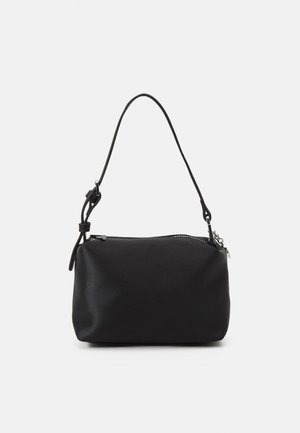 Bolso rectangular negro con una única correa de hombro ajustable y cierre de cremallera en la parte superior, sobre un fondo liso.