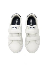 Zapatillas deportivas de cuero blanco con dos correas de velcro, punta redondeada, cuello acolchado y la marca "mtng." en el forro interior azul marino.