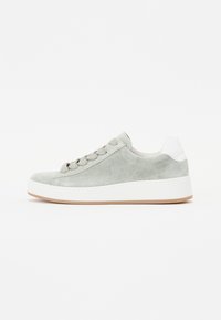 Sneaker in camoscio grigio chiaro con un accento sul tallone bianco, punta rotonda e suola piatta bianca. Presenta lacci tonali e pannelli laterali testurizzati.