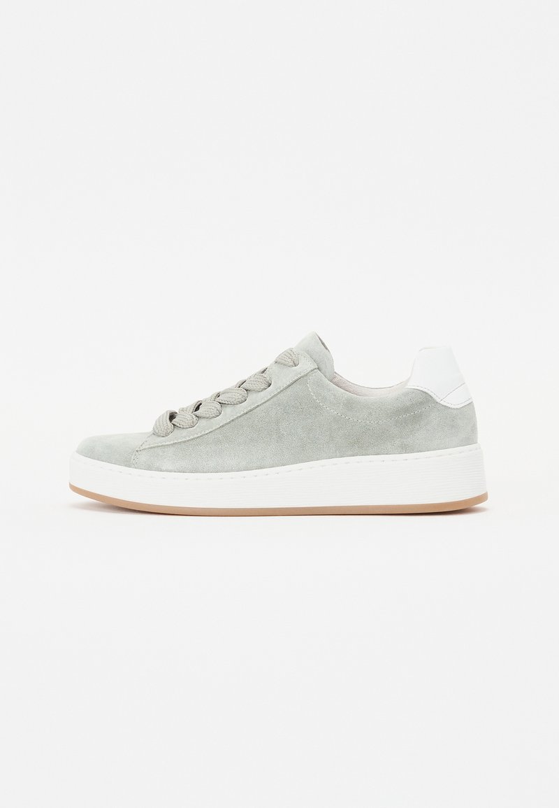 Sneaker in camoscio grigio chiaro con un accento sul tallone bianco, punta rotonda e suola piatta bianca. Presenta lacci tonali e pannelli laterali testurizzati.