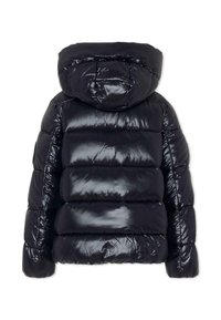 Doudoune noire avec une texture brillante et lisse, présentant une capuche et un design matelassé avec des sections horizontales.