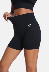 Crne atletske kratke hlače s visokim strukom, glatke teksture i bijelim logotipom sa strane. Imaju prilagođeni dizajn za udobnost.