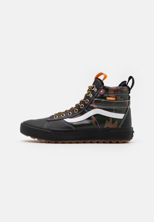 Zwarte hoge sneakers met camouflagepaneel, oranje vetersluiting en een witte stripe-accent aan de zijkant. Dikke rubberen zool met een gestructureerde grip.