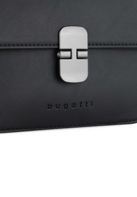 Borsa in pelle nera con una chiusura metallica argentata e logo "bugatti" in rilievo, con cuciture visibili lungo i bordi.
