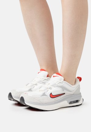 Nike Sportswear W AIR MAX BLISS - Sneakers laag - sail/chile red