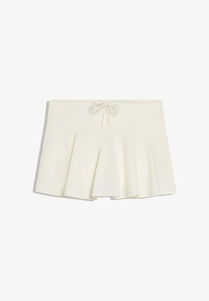 Fehér pliszírozott miniszoknya húzózsinóros derékrésszel és puha, struktúrált anyagból, fehér háttéren kifektetve.