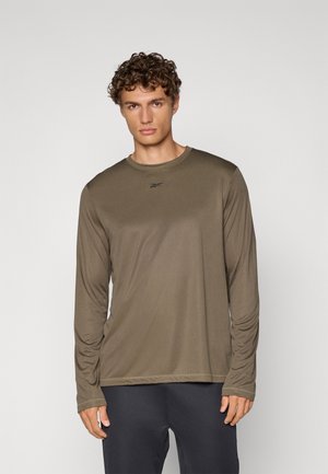 Camisa deportiva de manga larga en verde oliva, hecha de un tejido ligero y suave, con cuello redondo y un logo sutil en el pecho.