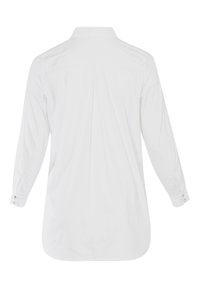 Hvid skjorte med lange ærmer, knapmanchetter, krave, plissering bagpå og glat stof. Ingen mønstre eller detaljer synlige.
