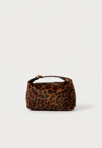 Handtasche mit Leopardenmuster aus Kunstfell, mit kleinem Henkel, rechteckiger Form und einem reichen Braun- und Schwarztönen.