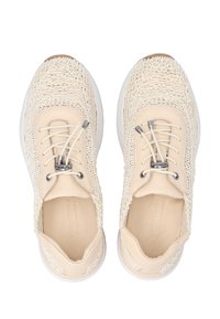 Beige Sneaker mit strukturiertem, gewebtem Obermaterial und glatten Lederelementen. Elastische Schnürsenkel, silberfarbene Beschläge und weiße Gummisohle.