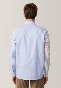 Blau-weiß gestreiftes Hemd mit kontrastierenden grau-weiß gestreiften Ärmeln. Der Stoff hat eine glatte Textur und ein klassisches Kragen design.