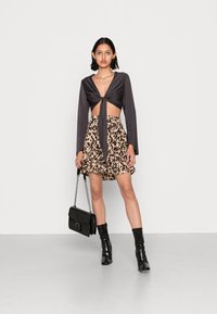 Weekday SUSIE TOP - Blusa - grey dark