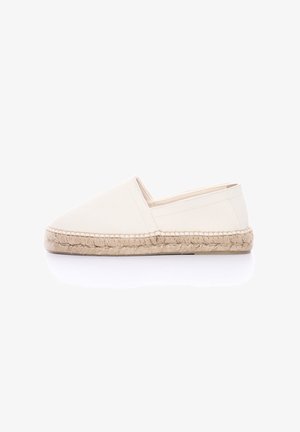Espadrille de lona en blanco roto con punta afilada y suela de yute. Presenta un diseño sencillo y una textura suave sin adornos.